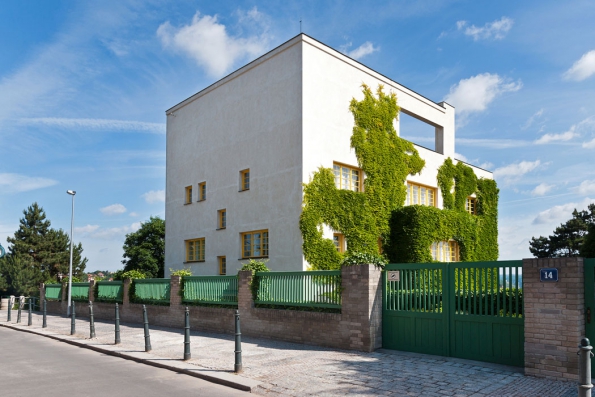 Adolf Loos si ve spolupráci s Karlem Lhotou vyzkoušel svůj Prostorový plán na přelomu 20. a 30. let v Praze dvakrát – vedle Müllerovy vily (na snímku) také u domu advokáta Winternitze na Smíchově. Adolf Loos si ve spolupráci s Karlem Lhotou vyzkoušel svůj Prostorový plán na přelomu 20. a 30. let v Praze dvakrát – vedle Müllerovy vily (na snímku) také u domu advokáta Winternitze na Smíchově.