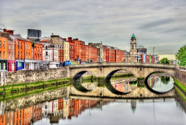 Dublin není srovnatelný s Prahou, co se týče počtu a významu památek, ale je to příjemné město k životu. V poslední době věnovali irští architekti pozornost revitalizaci kanálů, které protékají městem, i říčních nábřeží. Dublin není srovnatelný s Prahou, co se týče počtu a významu památek, ale je to příjemné město k životu. V poslední době věnovali irští architekti pozornost revitalizaci kanálů, které protékají městem, i říčních nábřeží.