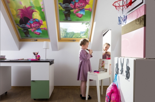 Připravte dětem pohádkový svět s novými roletami FAKRO, které zcela promění podkroví. Již dnes mohou pokojík Vašeho dítěte navštívit hrdinové z pohádek studia DreamWorks: „Trolls" (Trollové), „How to Train Your Dragon" (Jak vycvičit draka), „Kung Fu Panda“, „Penguins of Madagascar" (Tučňáci z Madagaskaru).