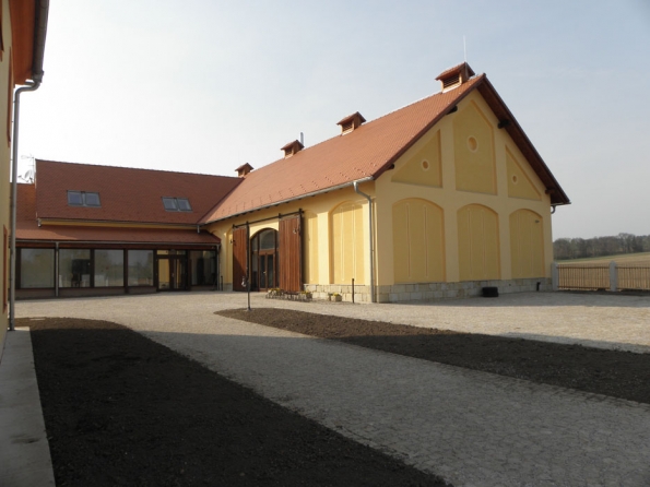 Bývalá římskokatolická fara v Dubenci je důkazem, že soukromí investoři se dokáží zhostit záchrany církevních památek citlivým způsobem a s respektem ke kulturnímu dědictví. Komerční využití nově zrekonstruované fary neubralo místu výjimečnou atmosféru a naopak se ji snaží návštěvníkům na každém kroku připomenout. (Foto: Bramac) Bývalá římskokatolická fara v Dubenci je důkazem, že soukromí investoři se dokáží zhostit záchrany církevních památek citlivým způsobem a s respektem ke kulturnímu dědictví. Komerční využití nově zrekonstruované fary neubralo místu výjimečnou atmosféru a naopak se ji snaží návštěvníkům na každém kroku připomenout. (Foto: Bramac)