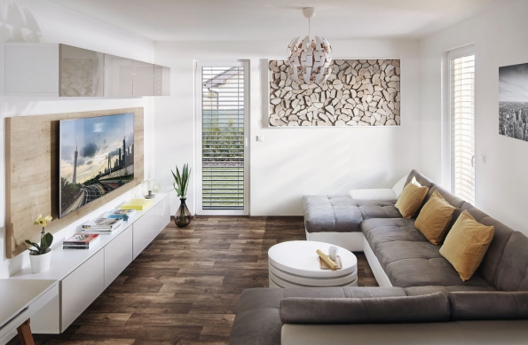 V přízemí se nachází společný obývací prostor ve tvaru L, který je propojen s kuchyní, ale zároveň je od ní příjemně opticky oddělený. Díky několika francouzským oknům je interiér bezprostředně propojený se zahradou. V přízemí se nachází společný obývací prostor ve tvaru L, který je propojen s kuchyní, ale zároveň je od ní příjemně opticky oddělený. Díky několika francouzským oknům je interiér bezprostředně propojený se zahradou.