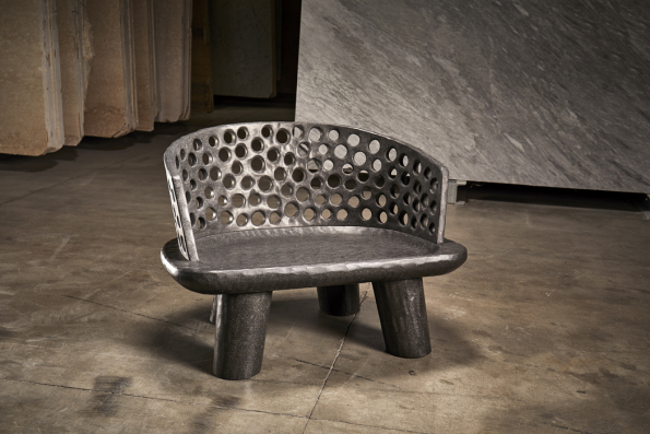 Carve 7 je křesílko vyráběné ručně z tropického dřeva. Ve verzi z černého mramoru, kterou navrhla Paola Navone, neztrácí nic ze své jemnosti a lehkosti (Gervasoni)