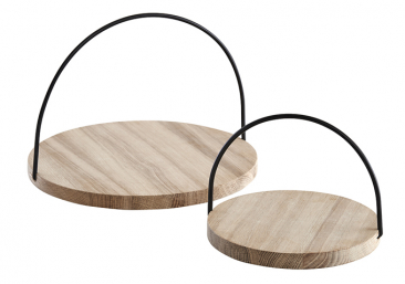 3. Servírovací podnos Loop (Woud), design Julie Tolvanen, masivní neupravený dub/kov, Ø 21,5 a výška 15 cm, Ø 32,5 a výška 22 cm, cena od 1 290 Kč, www.d1one.cz