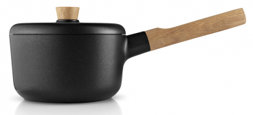 8. Nádobí z kolekce Nordic Kitchen (Eva Solo), Tools Design, dubové dřevo/hliník/nepřilnavý povrch, cena od 2 619 Kč, www.elarte.cz