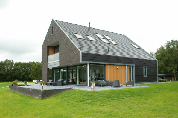Holandsko. Během projektování budov se zvýšenou energetickou úsporností je důležitá také jejich orientace na světovou stranu. Super energeticky úsporná střešní okna FTP-V U5 namontovaná v této realizaci mají součinitel prostupu tepla Uw=0,97 W/m2K. (Zdroj: FAKRO)