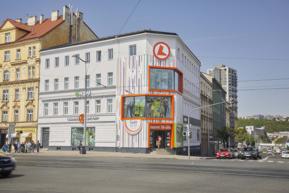 Každý dobrý investor řeší čas, peníze a kvalitu stavebního díla. Nejinak tomu bylo i v případě vybudování malometrážních bytů v půdní nástavbě v pražské Českomoravské ulici v budově Harfa sport. Představě investora o maximální možné zvukové neprůzvučnosti, úspoře místa, času výstavby a požární odolnosti nejlépe vyhovovaly materiály od společnosti Rigips. Odborné akustické měření výsledného díla prokázalo, že norma 53 dB byla pokořena o celých šest decibelů. A nejen to – suchá výstavba s sebou přinesla řadu dalších benefitů. (Zdroj: Rigips)