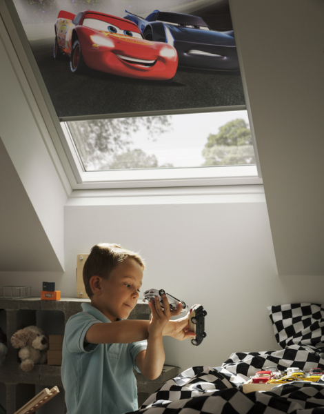 Hledáte účelné a zároveň pěkné stínění do dětského pokoje? Inspirujte se zcela zatemňujícími, pohádkovými roletami VELUX z kolekce Disney. (Zdroj: VELUX)