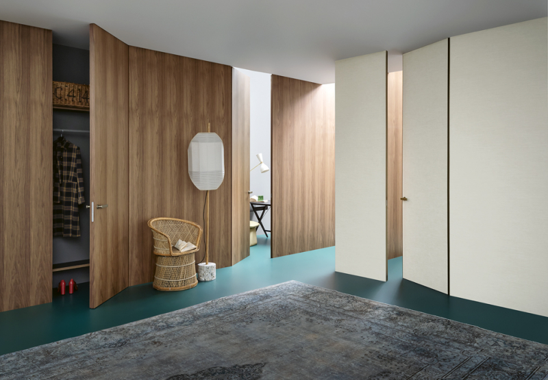 Bezzárubňové dveře se stejným povrchem jako stěna s ní napohled dokonale splynou se v jeden celek. Na fotografii je systém Lualdi Wall &amp; Door, obsahující velkoformátové obkladové panely a integrované dveře s jednotným povrchem