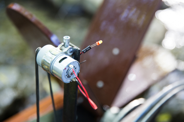 Výroba elektrické energie z obnovitelných zdrojů, pasivní domy a obecně způsob života šetrný k životnímu prostředí jsou tématem číslo jedna dnešní společnosti. Výrobky společnosti Wienerberger, u kterých je základní surovinou hlína, jsou již od své podstaty velmi šetrné k přírodě. Pálením vzniklá keramika neemituje žádné těkavé látky, formaldehydy, případně jiné nebezpečné látky, jedná se tedy o produkt zdravotně nezávadný a přitom vysoce estetický a stoprocentně ekologický. Keramické stavební hmoty jako základ staveb různého druhu jsou jistě známé, pojďme je ale zkusit využít méně tradičně, například jako základ prototypu malé vodní elektrárny. (Zdroj: Wienerberger)