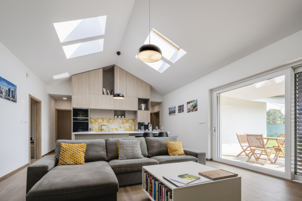 Architektonický ateliér APEX s.r.o. má zkušenosti nejen s individuálními projekty rodinných domů, ale dlouhodobě se též zaobírá typovými projekty. Jurij Čerňak a Miroslav Žilinský tvrdí, že navrhují domy, jaké by si projektovali sami pro sebe. Jejich typový projekt přízemního domu Motiv to potvrzuje. (Zdroj: VELUX)