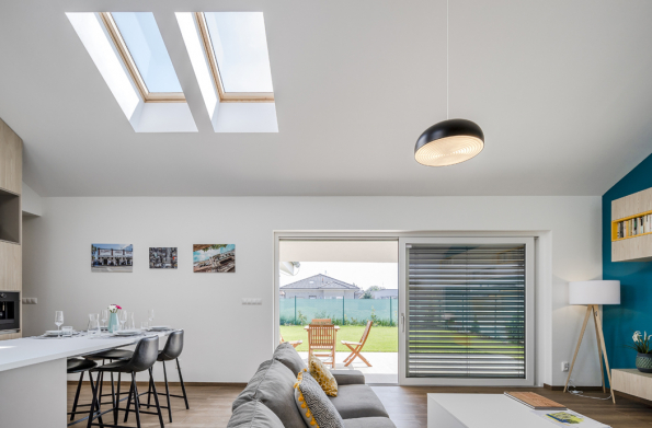 Architektonický ateliér APEX s.r.o. má zkušenosti nejen s individuálními projekty rodinných domů, ale dlouhodobě se též zaobírá typovými projekty. Jurij Čerňak a Miroslav Žilinský tvrdí, že navrhují domy, jaké by si projektovali sami pro sebe. Jejich typový projekt přízemního domu Motiv to potvrzuje. (Zdroj: VELUX)