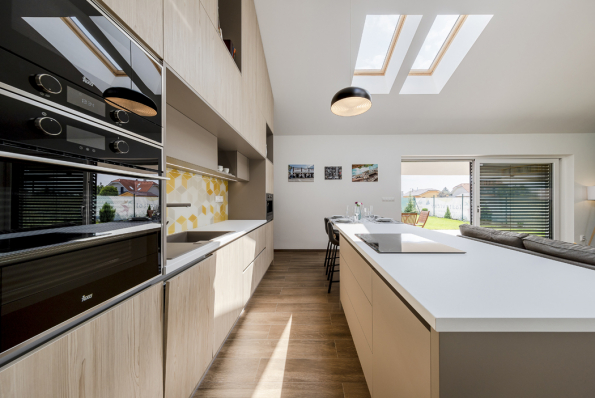 Architektonický ateliér APEX s.r.o. má zkušenosti nejen s individuálními projekty rodinných domů, ale dlouhodobě se též zaobírá typovými projekty. Jurij Čerňak a Miroslav Žilinský tvrdí, že navrhují domy, jaké by si projektovali sami pro sebe. Jejich typový projekt přízemního domu Motiv to potvrzuje. (Zdroj: VELUX)