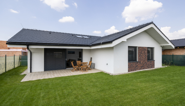 Architektonický ateliér APEX s.r.o. má zkušenosti nejen s individuálními projekty rodinných domů, ale dlouhodobě se též zaobírá typovými projekty. Jurij Čerňak a Miroslav Žilinský tvrdí, že navrhují domy, jaké by si projektovali sami pro sebe. Jejich typový projekt přízemního domu Motiv to potvrzuje. (Zdroj: VELUX)