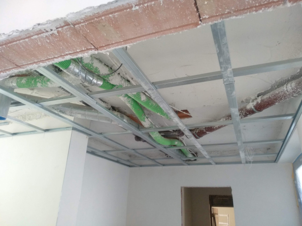 Příprava podkladu, montáž sádrokartonových rastrů včetně ukončení sádrokartonovými deskami je proces náročný na správnou volbu materiálů a doplňků. (Zdroj: Wienerberger)
