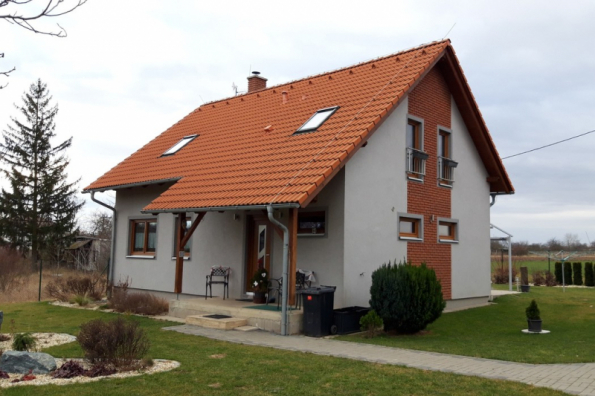 Novostavba je situována v odlehlé zástavbě obce, kdy na západní a severní straně sousedí s nezastavěnými zemědělskými pozemky. Je rozdělena na část určenou k bydlení a samostatný objekt, sloužící jako penzion pro psy (zdroj: Bramac)