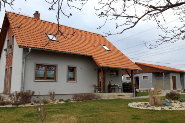 Novostavba je situována v odlehlé zástavbě obce, kdy na západní a severní straně sousedí s nezastavěnými zemědělskými pozemky. Je rozdělena na část určenou k bydlení a samostatný objekt, sloužící jako penzion pro psy (zdroj: Bramac)
