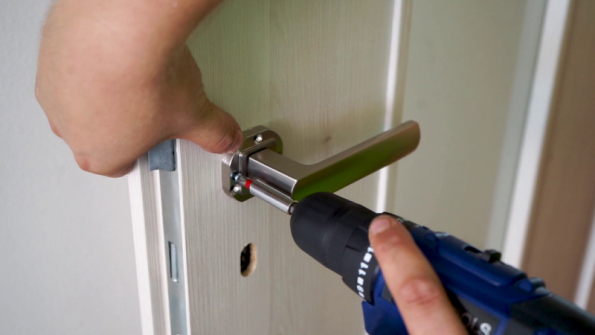 Instalace kování je vždy individuální záležitost. Je možné si vybrat mezi mnoha druhy klik, zámků, nebo rozet. Při vrtání otvorů pro kování je opět třeba dbát na rovinnost a umístění. Dodržení důležitých drobností v přípravě i následné montáži přinesou kýžený výsledný efekt. Doporučuje se použití montážní šablony, které dodávají jednotliví výrobci dveřního kování