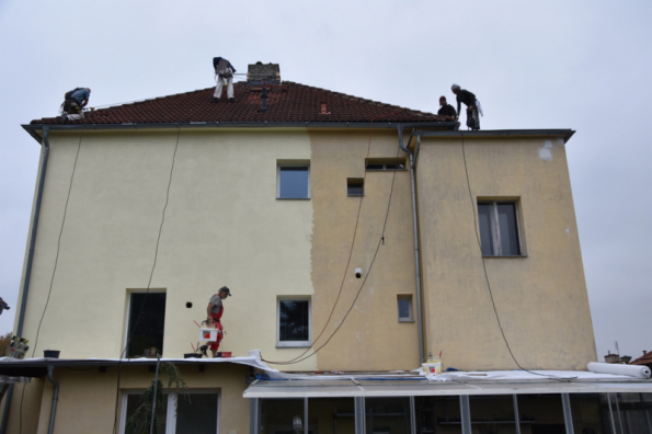 Obnova domu po prvním nátěru fasádní barvou Baumit StarColor (vlevo) – porovnání s omytou fasádou (vpravo)