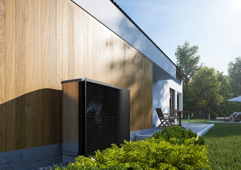 Výkonná, tichá, ale i krásná. Venkovní jednotka tepelného čerpadla Daikin Altherma 3 H HT získala významná ocenění za design. Při standardním provozu dosahuje hladina akustického tlaku 38 dBA (ve vzdálenosti 3 m) a v tichém režimu jen 35 dBA. Patří tak k nejtišším na trhu.